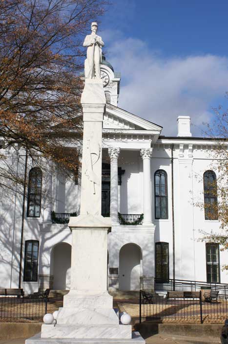 Photo of Oxford town square, oblisk monument and stately building