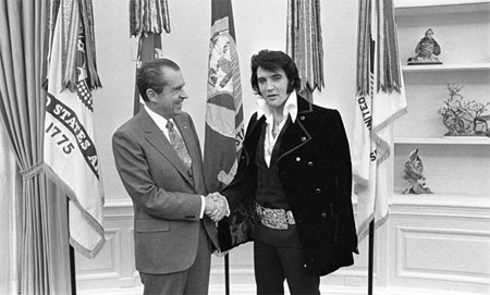 Elvandick2 Black and white photo of Elvis and Richard Nixon shaking hands in the White House