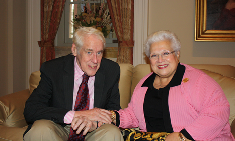 Marilyn Horne with John Foote, sitting on a couch