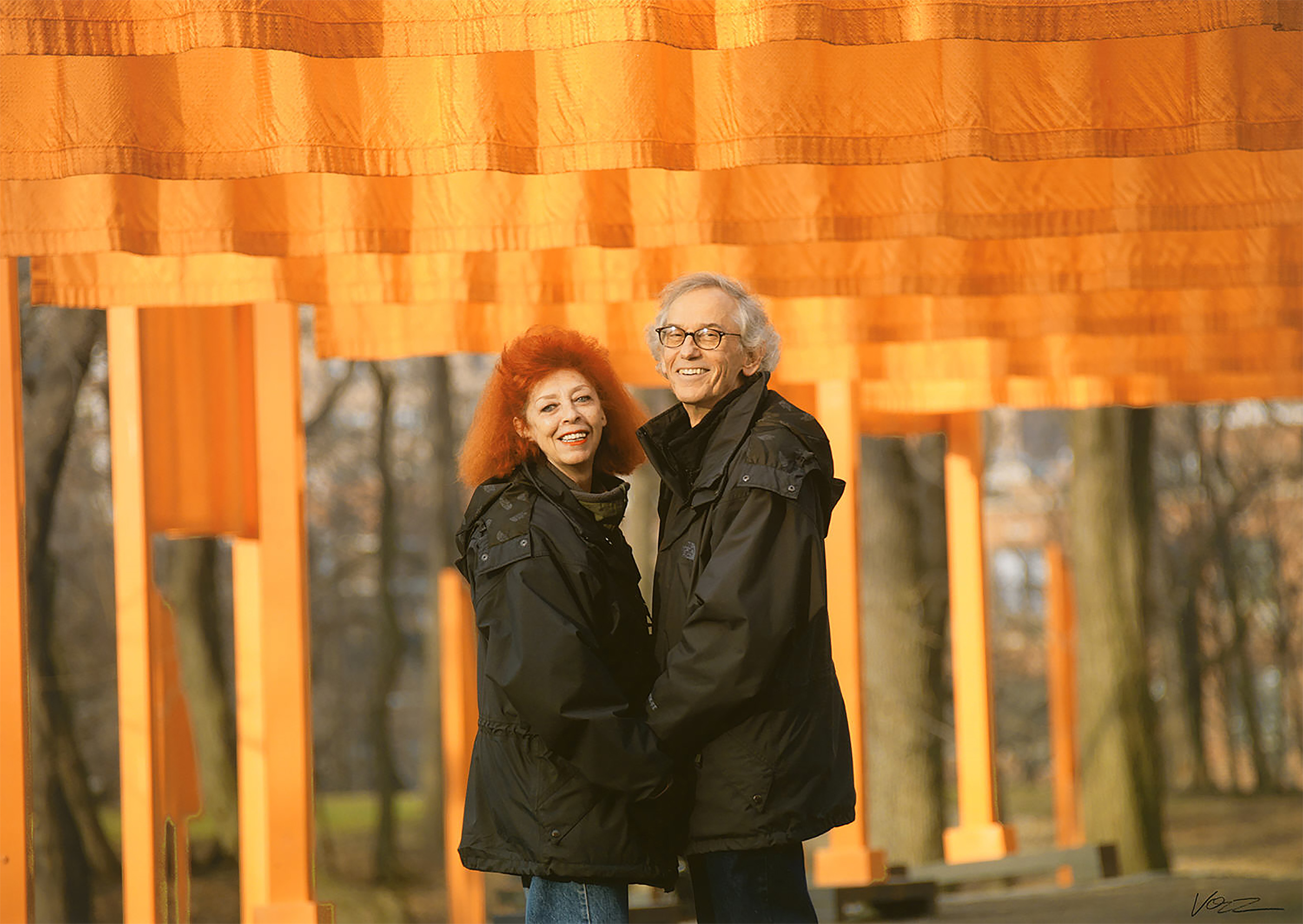 Hombre y mujer de pie bajo pancartas de color naranja brillante