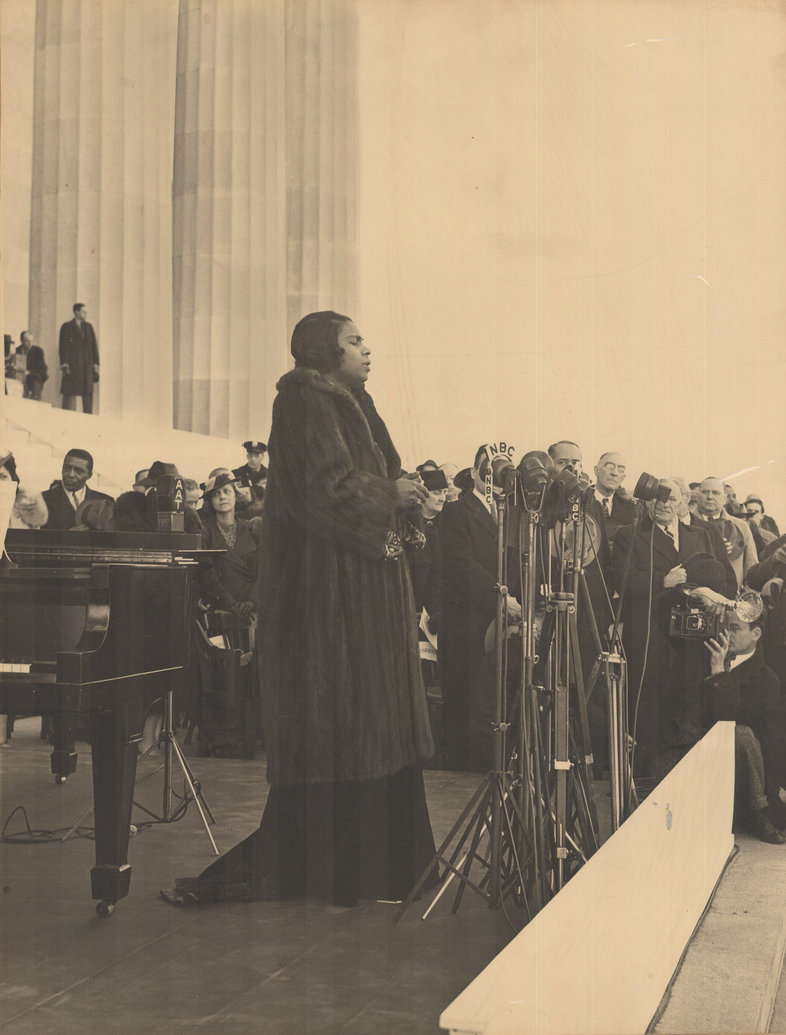 woman singing at the Lincoln Memorial