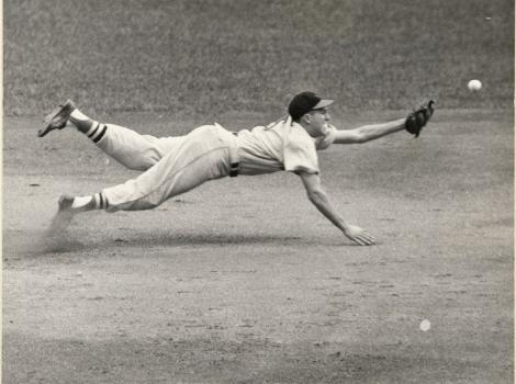 Black and white photo of Brooks Robinson diving for a catch
