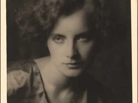 Black and white photo of Greta Garbo