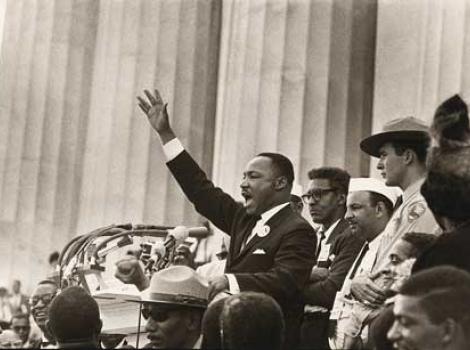 Martin Luther King raising his hand, speaking at Lincoln 